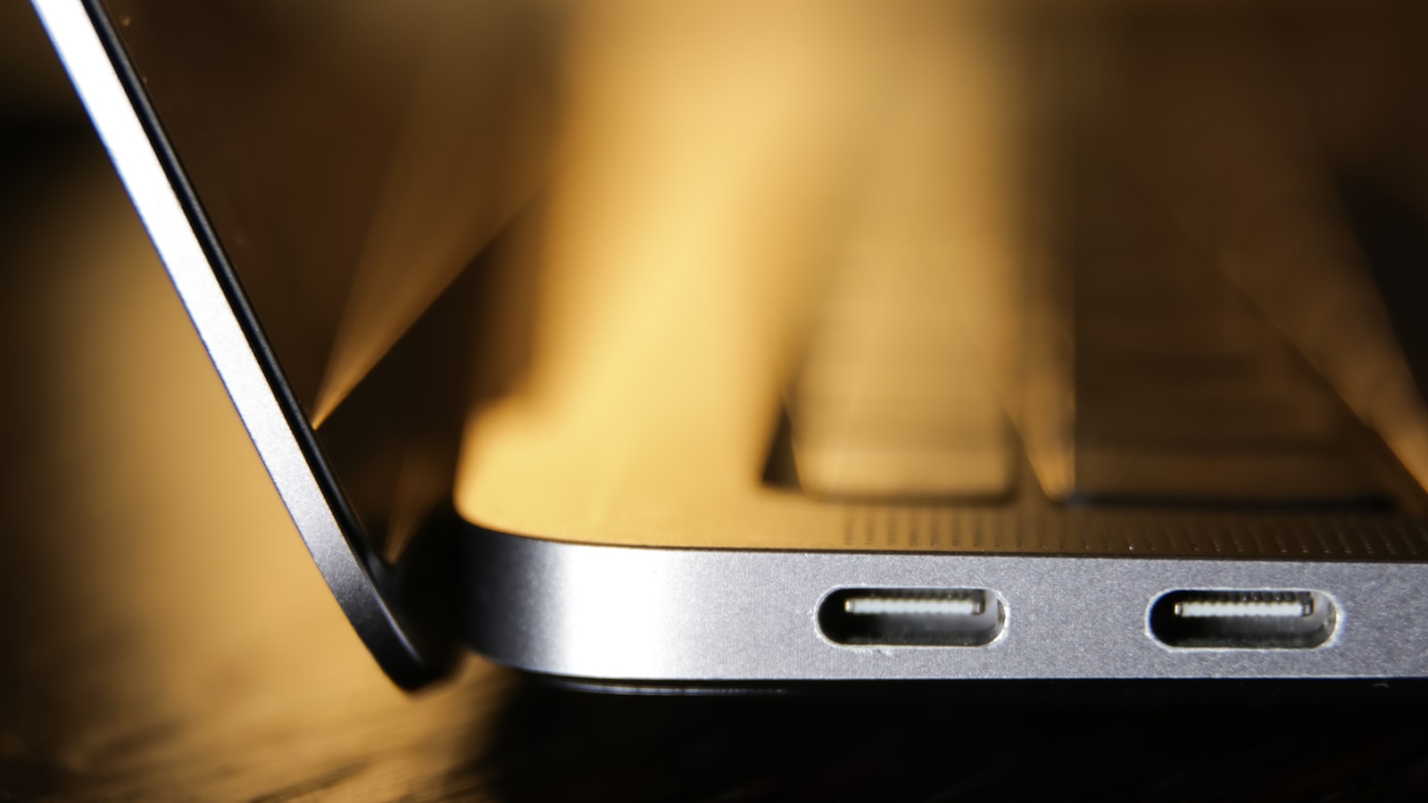 Porty USB-C i czytnik kart w bocznej krawędzi laptopa