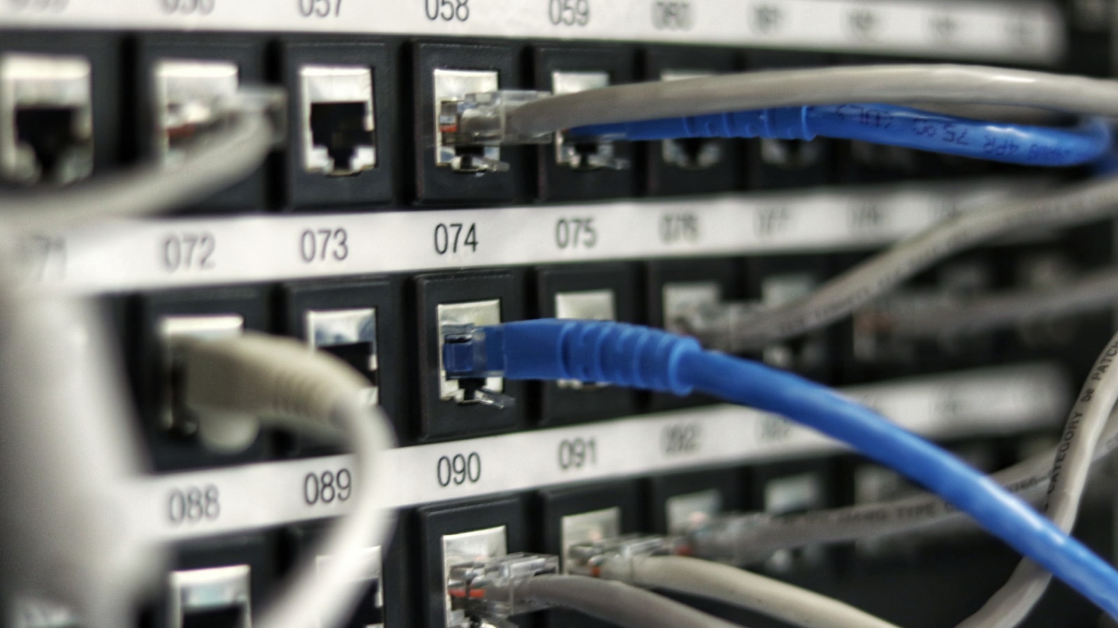 Kabel Ethernet wpięty do portu sieciowego w komputerze stacjonarnym