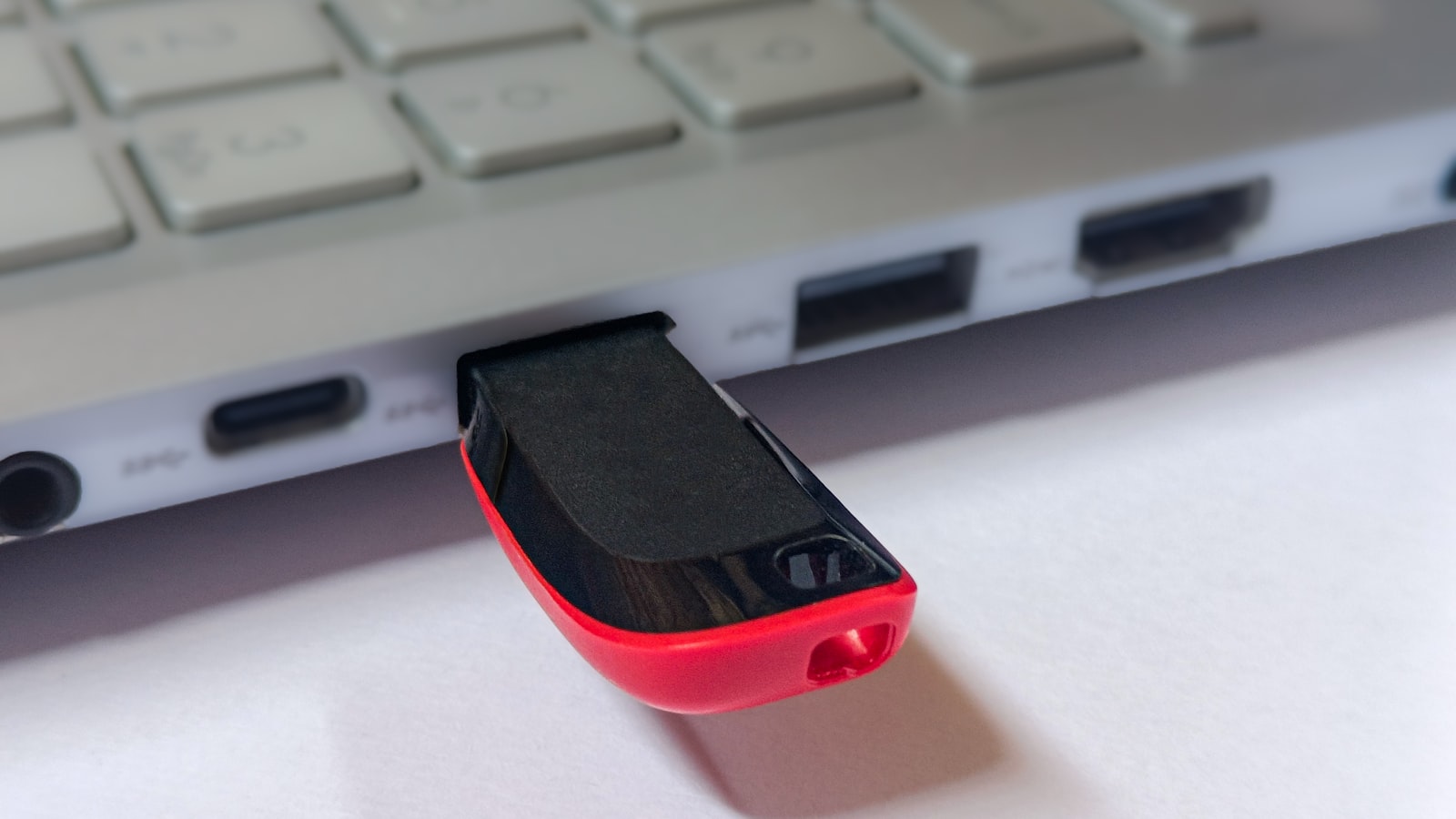 Adapter Wi-Fi USB wpięty w port komputera