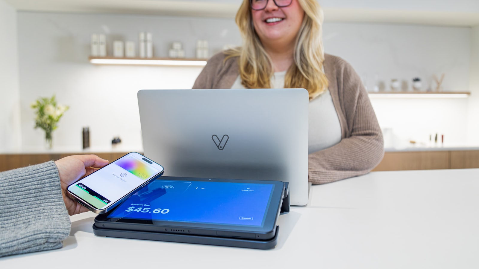 Laptop podłączony do stacji dokującej i zewnętrznego monitora na biurku