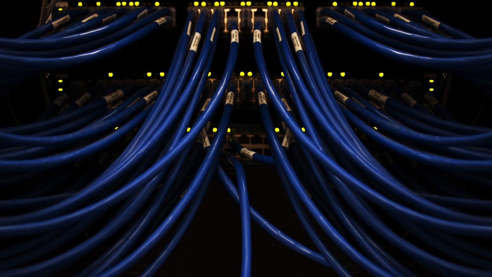 Porty Ethernet i kabel sieciowy w routerze
