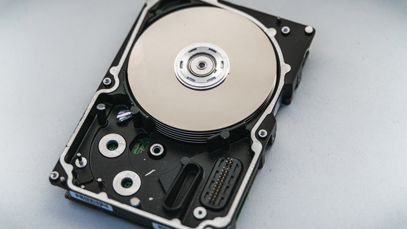 Wnętrze dysku twardego HDD: talerze magnetyczne i ramię z głowicą odczytująco-zapisującą