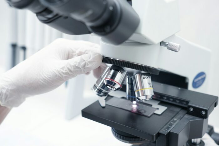 Spersonalizowana szczepionka mRNA na czerniaka przeszła fazę 3 — jak działa technologia Moderny