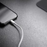 Nie ładuj telefonu do 100 proc. Polscy naukowcy pokazali, co dzieje się w baterii