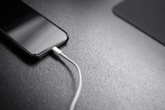 Nie ładuj telefonu do 100 proc. Polscy naukowcy pokazali, co dzieje się w baterii