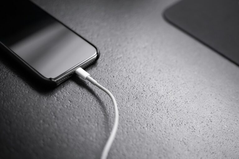 Nie ładuj telefonu do 100 proc. Polscy naukowcy pokazali, co dzieje się w baterii